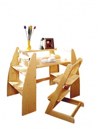 Víceúčelový stůl Twin slouží buď jako přebalovací pult pro miminka, pod který se dá zasunout některá z komod o rozměru 80 x 40 x 80 cm, nebo jako dětský psací stůl. Pořídíte jej za 5 790 Kč, dětská polohovací židle Zuzka stojí 1 610 Kč. (Gazel).