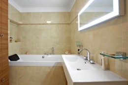 Vana Squaro (Villeroy &amp; Boch), 180 x 80 cm, cena 24 570 Kč, umyvadlo JOOP! (Keramag), cena 23 283 Kč, zrcadlo s osvětlením JOOP! (Keramag), cena 28 732 Kč, skříň JOOP! (Keramag), cena 28 732 Kč, RICHTER + FRENZEL