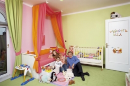 Patrně první a jediná civilní fotografie Karla Gotta sedícího na podlaze. Ve skutečnosti si se svou dcerou hraje na koberci poměrně často