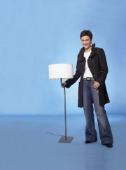 Stojací lampa Jackie (Case Milano), kovová podnož s bronzovohnědým nástřikem, látka, cena 29 238 Kč, LOCCO