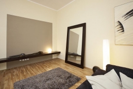 Stěnu za TV stolkem doplnil designér s nenápadnou, avšak díky struktuře zajímavou tapetou o ploše 240 x 240 cm