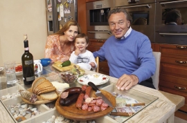 Karel Gott je požitkář a vůbec se netají tím, že diety neuznává. Tvrdí, že tělo si vždy řekne o to, co skutečně potřebuje. Někdy to může být kaviár... stejně jako klobása