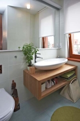 Přírodní design koupelny koncepčně doplňuje interiér celého bytu