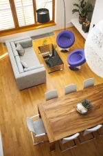 Posezení u krbu zpříjemňuje designová lampa Twigy (Foscarini), fialová křesílka Hello (Softline) a nezvykle vysoký prostor nad hlavou