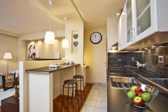 Zatímco v obývací části probíhaly stavební práce, pustila se designérka do renovace kuchyně, která obnášela natření stávajících dvířek, výměny pracovní desky, výměny baterie, dřezu a digestoře