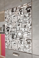 Některé kuchyňské skříňky oživila designérka samolepicí tapetou s motivem komiksu 