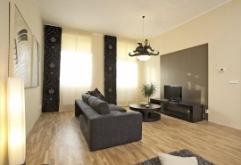 Původní výšku stropu (4,2 m) nechal designér snížit na 3,6 m. Strop ponechal bílý, na stěny zvolil dva okrové tóny (světlý a tmavý), které doplnil tapetou o ploše 240 x 240 cm