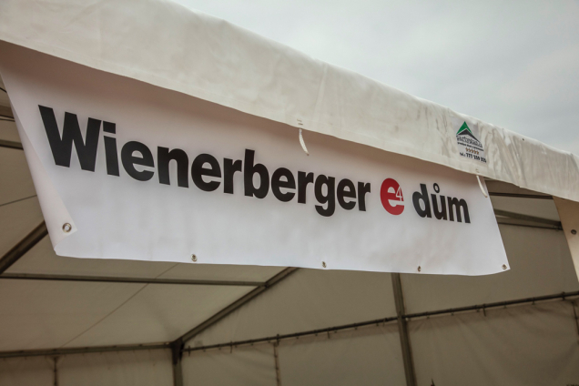 Společnost Wienerberger, výrobce cihelného systému Porotherm a pálené střešní krytiny Tondach, zahájila stavbu prvního domu z programu Wienerberger e4 dům. Realizace vzorového keramického domu odstartovala dne 12. 4. 2019 na pozemku soukromého investora v Újezdu u Průhonic. Program Wienerberger e4 dům představuje ucelené řešení výstavby cihlových rodinných domů po roce 2020. (Foto: Jiří Hurt)