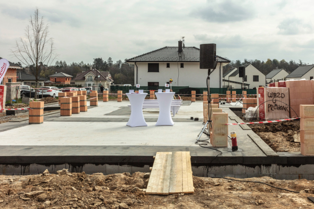 Společnost Wienerberger, výrobce cihelného systému Porotherm a pálené střešní krytiny Tondach, zahájila stavbu prvního domu z programu Wienerberger e4 dům. Realizace vzorového keramického domu odstartovala dne 12. 4. 2019 na pozemku soukromého investora v Újezdu u Průhonic. Program Wienerberger e4 dům představuje ucelené řešení výstavby cihlových rodinných domů po roce 2020. (Foto: Jiří Hurt)