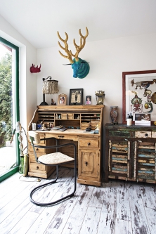 Dům je plný designových lahůdek. Jelen pochází ze Snel Furniture v Loděnici u Berouna.