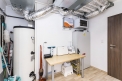 Provozní technologie: Systém Biosuntec Home tvoří jeden kompaktní celek, složený z tepelného čerpadla vzduch/vzduch (topení a chlazení), fotovoltaické elektrárny (pro ohřev TUV a přípravu teplé vody), vzduchotechnických rozvodů (teplo, chlad a čerstvý vzduch), dále ze vzduchotechnické rekuperační jednotky (zajišťuje výměnu vzduchu a vlhkosti) a z inteligentního řízení, které všechny uvedené části systému koordinuje a řídí.