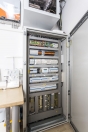 Ostrovní elektrárna: V systému je použita a pracuje ostrovní elektrárna, která není spojena s rozvodnou sítí a používá se pouze k ohřevu vody. Nebylo k ní potřeba žádné povolení od ČEZu. Pro čtyřčlennou rodinu obvykle postačí výkon do 2 kW, což v daném případě představuje 7 ks fotovoltaických panelů a patentovaný invertor Biosuntec, který se v tomto typu elektrárny používá místo klasického střídače, pro přeměnu jednosměrného proudu z fotovoltaických panelů na proud střídavý.