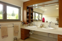 Do koupelen si majitelé domu vybrali špičkové baterie Dornbracht a Hansgrohe
