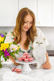 Blog Cat and Cook funguje od srpna 2015, v současnosti má více než 40 000 návštěv za měsíc a na Instagramu jej sleduje 23,5 tisíc fanoušků. V prosinci 2017 se Ivana začala naplno věnovat blogování, spustila youtube kanál a začala natáčet mimo jiné food tutoriály. V letošním roce oznámila plánované vydání knihy na počest její nemocné kočky (Cat &amp;amp;amp; Cook = kočka a kuchařka). (Zdroj: Miele.cz, Catandcook.cz)