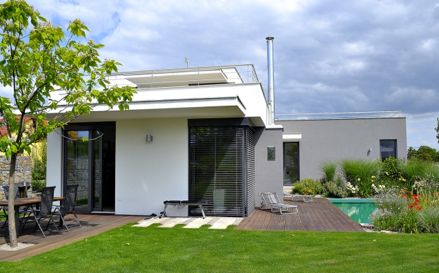 Exteriér a interiér domu projektoval architekt Jaroslav Černý, majitel Ateliéru A3. Zahradu navrhovala inženýrka Eva Wágnerová.