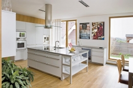 Kuchyň značky Eggersmann v provedení šedý melamin v barvě Pearl Grey, pracovní deska Technistone Gobi Grey. Cena nábytku včetně vnitřní výbavy cca 402 000 Kč, pracovní desky cca 75 000 Kč. Spotřebiče (Gaggenau), kávovar 52 932 Kč, nahřívač nádobí 19 403 Kč, pečicí trouba 48 521 Kč, parní trouba 103 920 Kč, odsavač par (Gutmann) cena za komplet 78 061 Kč, myčka nádobí (Siemens) 28 226 Kč, chladnička (Siemens) 24 697 Kč, sklokeramická indukční varná deska (Siemens) 34 403 Kč, mraznička (Liebherr) 27 990 Kč, vinotéka (Liebherr) 46 756 Kč   