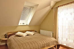 Rodičovská ložnice v podkroví má k dispozici balkon