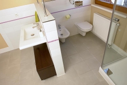 Sanitární keramika značky Laufen dodala koupelně stylovou eleganci