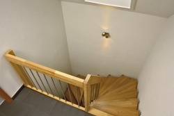 Bukové schodiště charakterizuje elegantní moderní design. Zábradlí je zajímavou kombinací masivního dřeva a subtilních ocelových profilů