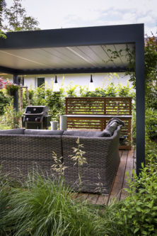 Pergola nabízí chráněné posezení i malou letní kuchyni pro přípravu (nejen) grilovaných pokrmů. Kolem plotu je osázena zeleň, která časem vytvoří pohledovou bariéru
