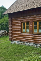 Moderní roubenky se od těch původních liší přesnějším opracováním dřeva. Trámy jako podle pravítka, spáry sjou vyplněny polyuretanovým tmelem. Provedení je technicky perfektní, na druhou stranu určité nedokonalosti a patina propůjčují starým dřevěnicím nezaměnitelného ducha