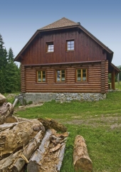 Na jižním průčelí je vidět sokl, který naznačuje, že novostavba srubu vyrostla na základech staršího objektu