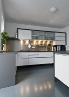 Design zařízení kuchyně se nese v duchu průběžných horizontálních linií. Šedá hladká stěrka na podlaze je velmi praktická - snadno se udržuje a nic na ní není vidět