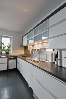 Kuchyňská linka byla vyrobena z MDF desek a kompozitního kamene na míru podle návrhu architektů