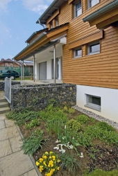 Architekt důsledně dbal na pohodlí - všechny vstupy z exteriéru do domu jsou chráněny přesahujícími střechami