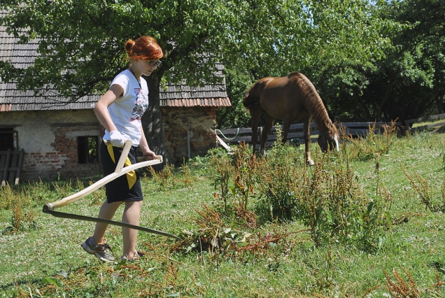 Pobytu na farmě je třeba přizpůsobit i oblečení. V rámci výuky se budete kromě jiného starat o zvířata, zajišťovat jim vhodnou stravu i zkrášlovat okolí původními nástroji.