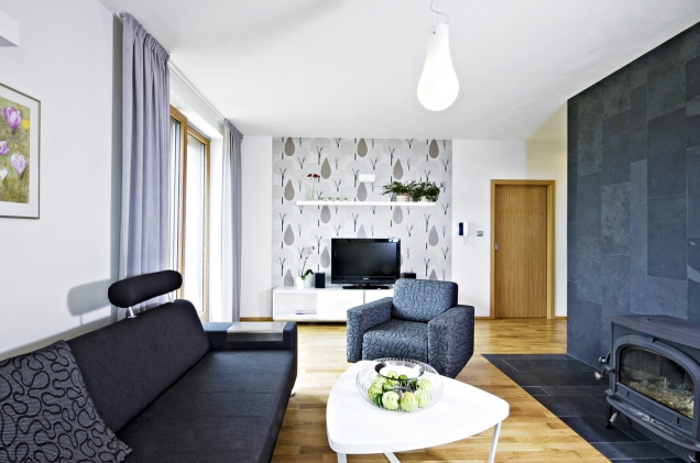 Dubová okna a dveře jsou harmonicky sladěna s výraznější dubovou podlahou. Interiér realizován podle návrhu architekta.
