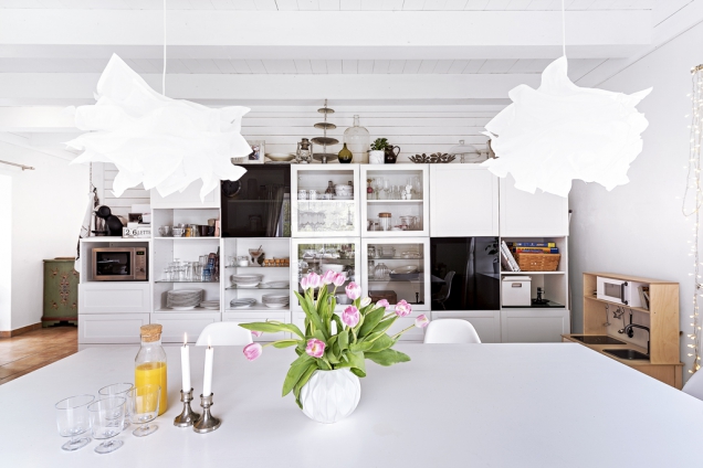 Prostorná kuchyň s jídelnou je zařízená nábytkem z Ikea. Jídelní stůl vyráběl Bob a Lucie si k němu dopřála designový originál v podobě židlí od Vitry.