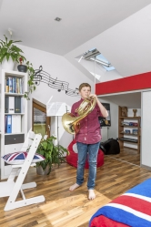Kubův londýnský podkrovní pokoj nabízí mimo jiné i hudební vyžití.