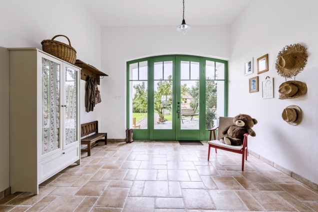 Architektova myšlenka, že chodba musí být reprezentativní, není ještě zcela realizována, časem přibudou lavice a stolek na odkládání.