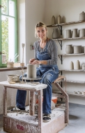 Lenka (40 let) vyrábí a navrhuje keramiku a porcelán, s láskou renovuje staré věci a dává jim nový život, je knihomol a má ráda všechno kolem zahrady, na jejím blogu hlozkova.blogspot.cz najdete mimo jiné i odkaz na obchůdek s její autorskou keramikou.