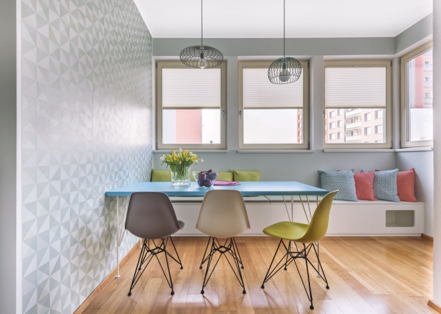 Jídelní stůl zhotovený na míru má kovové nohy navržené tak, aby ladily s podnožemi ikonických židlí Plastic Side Chair DSR (Vitra) od Ray a Charlese Eamesových. Z druhé strany stolu je možné usednout na praktickou lavici s úložným prostorem a skrýší pro kočky.
