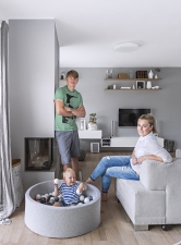 Kdo tu žije: Klára (34 let) - ekonomka se zaměřením na marketing; miluje čistý design, minimalismus a krásné doplňky, ve volném čase navrhuje interiéry; na Instagramu pod nickem „kajastef“ uveřejňuje fotky svého bydlení a má již úctyhodných 55 tisíc sledování Ondřej (33 let) - lékař – gynekolog; rád sportuje, jezdí na motorce a miluje spánek; hraje volejbal, kde se také seznámil s manželkou Kryštof (2 roky) - aktivní kluk, který zbožňuje čísla a písmena; umí anglicky počítat do deseti, zná anglickou abecedu i barvy; miluje mobily a počítače...