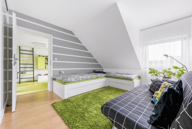 Oživit a tematicky propojit oba pokoje se podařilo díky čárám, které podle designérových skic na stěny nakreslil malíř pokojů.
