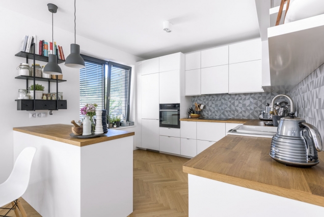 Kuchyňská sestava (Ikea) musela pojmout dvě chladničky a veškeré nádobí a doplňky, které Marika potřebuje k běžnému vaření a servírování, ale také ke stylingu jídel pro blog a kuchařku.