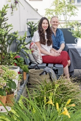 Zahrádka utěšeně zarůstá. Její romantickou atmosféru podtrhují staré rámy z obrazů, které pilně obrůstá psí víno, a „levitující“ vázičky s řezanými květinami. Zákoutí s posezením dominuje lavice z palet, kterou vyrobil vlastnoručně Jirka. (2)