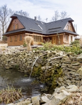 Dřevěnice je postavená v duchu tradiční beskydské architektury. Typická je například šindelová střecha s kuklami v hřebeni a takzvanou obháňkou, pod níž jsou schované stropní trámy.