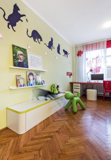 I Rebeka přiložila ruku k dílu a s maminkou vyráběla na stěnu kytky a závěsy v designu Marimekko. Vytvořily spolu i černé kočky, které jsou zvětšeninou právoplatného člena domácnosti kocoura Harryho.
