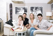 Kdo tu žije: Martina (36 let): na rodičovské dovolené; chtěla by začít studovat designovou školu a miluje cestování; pokud jste nejen z okolí Sušice a chtěli byste od paní Martiny navrhnout interiér, můžete ji kontaktovat na e-mailu martinaczech@seznam.cz Pavel (38 let): sklenář a truhlář v jedné osobě; pracuje v rodinné firmě; jeho velkým koníčkem je vinice, kterou vlastní, a kutilství Barborka (3 roky): miluje vodovky a křídy, nejraději by s nimi malovala všude Věroslav (13 let): hraje na kytaru, lepí modely letadel a má rád basketbal; zrenovoval si starou Jawu od dědečka a odmalička ví, že by chtěl studovat leteckou školu.