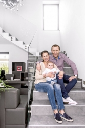 Kdo tu žije: Pavel, 40 let, moderátor rádia Evropa 2, moderuje i různé akce, rád sportuje a teď moc rád jezdí s kočárkem i na bruslích po stezce od Kunětické hory až do Pardubic; Veronika, 33 let, momentálně jí veškerý čas zabírá malý Matěj a péče o domácnost, postupně se vrací k cvičení a běhání, také chodí se synem na cvičení, plavání a na dlouhé procházky; Matěj, 10 měsíců