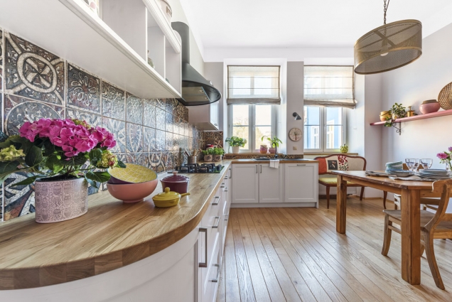 Centrální osvětlení kuchyně zajišťuje mosazný lustr (Snell Furniture), který designérka v místnosti propojila s mosaznými výplněmi růžové skříně.
