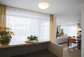 Zásluhou bytové designérky přibyly i záclony a závěsy