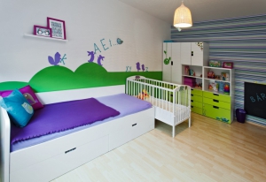 Samolepicí dekorace s motivy zvířátek se objevují také na úložném nábytku a postýlce.
