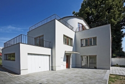 Hlavní průčelí domu se obrací na jižní stranu do zahrady s jezírkem a nádhernými vzrostlými stromy. Těsně před domem vytvořil architekt novou zpevněnou plochu se zámkovou dlažbou, která se dá využít jako terasa