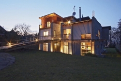 Večerní pohled ještě zvýrazňuje dynamičnost architektury
