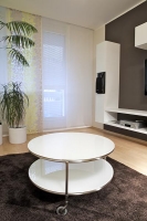 Konferenční a odkládací stolek STRIND s deskou z tvrzeného lakovaného skla jsou z IKEA 